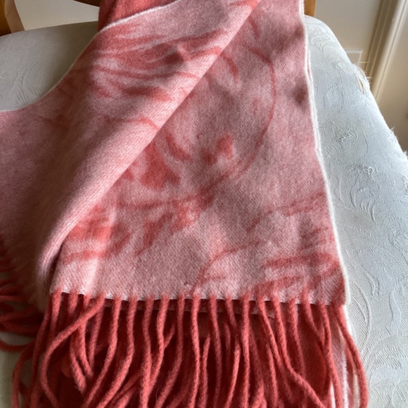 Lambswool Made in Scotland Falling Feather fringed  soft color peach 72 in x 14 - Picture 6 of 7